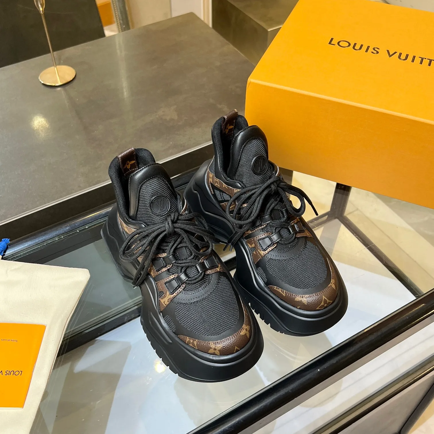 👟👟Ex-factory price 760👟👟 Nicolas Ghesquieye once again refined the design essence of LVArchlight sneakers to create LVArchlight2.0 platfrm sneakers. The combination of multiple technical materials, the wide outsole and the exaggerated tongue highlight the series' recognition, and the latter is marked with the LVCirCle logo 35-41